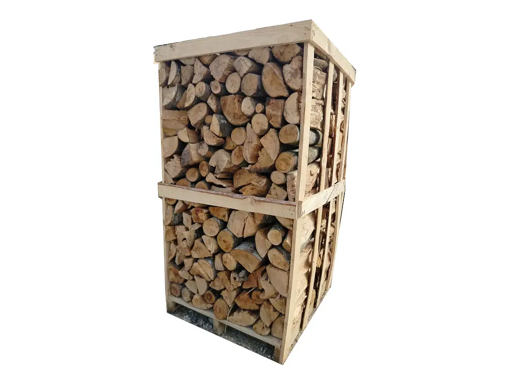 Legna da ardere italiana stagionata su pallet, pronta all'uso.